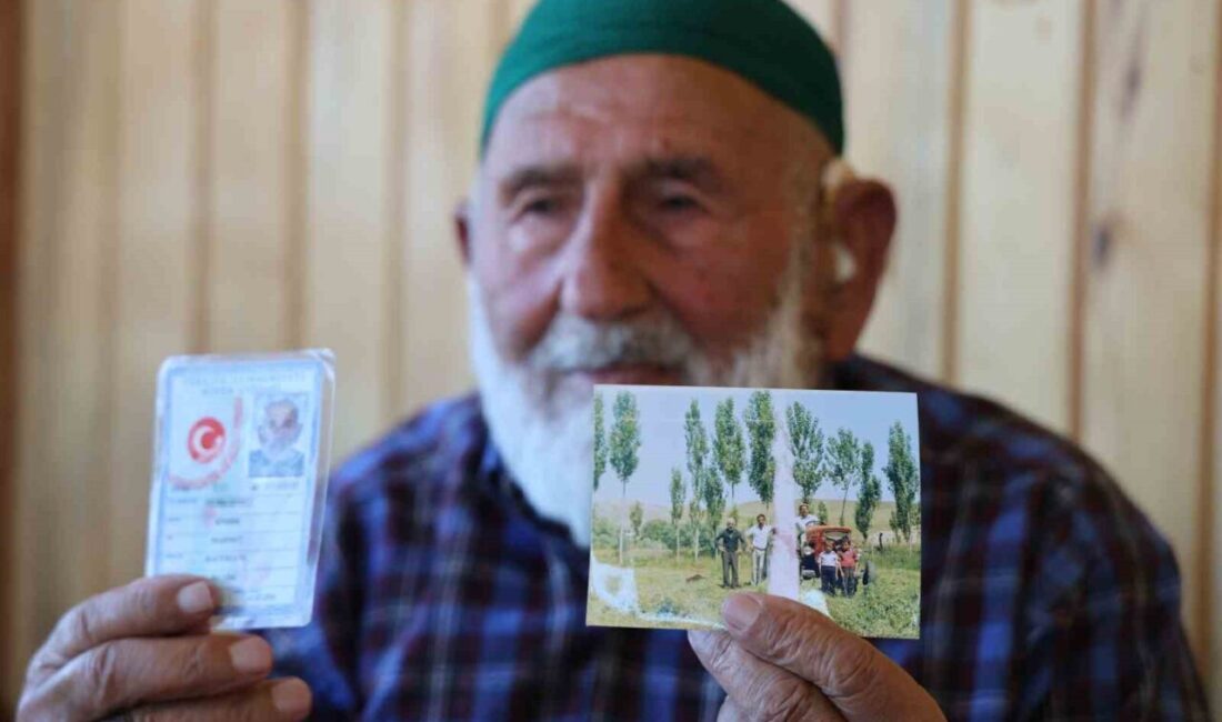 Sivas'ta yaşayan Mahmut Şimşek, gerçek yaşı 100 olarak tahmin ediliyor.