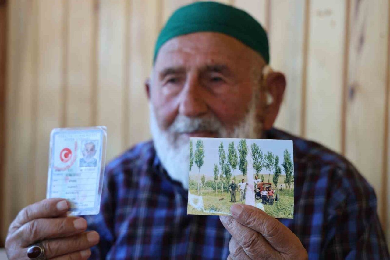 Sivas'ta yaşayan Mahmut Şimşek, gerçek yaşı 100 olarak tahmin ediliyor.