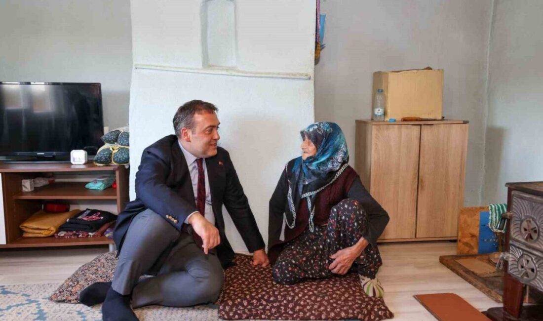 Bilecik Valisi Faik Oktay Sözer, hane buluşmaları çerçevesinde 96 yaşındaki