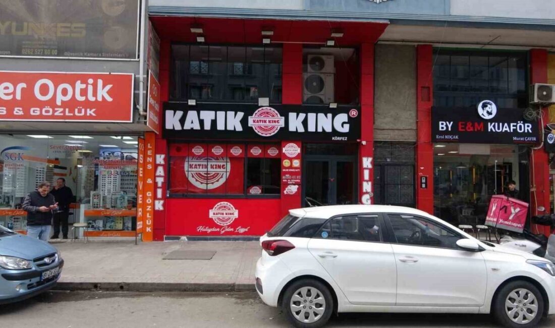 Kocaeli’de 999 Kişinin Zehirlenmesine Neden Olan Tavuk Döner Davasında Sanıklara Tahliye Kararı Çıktı Kocaeli'nin Körfez ilçesinde Ramazan Bayramı'nda 999 kişinin zehirlenmesine neden olan