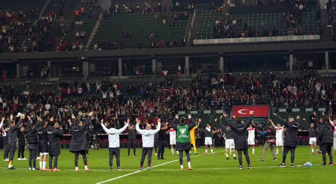 A Milli Takım, Gürcistan’ı yenerek zafer coşkusunu taraftarları ile paylaştı. A Milli Futbol Takımı, 2026 FIFA Dünya Kupası Avrupa Elemeleri