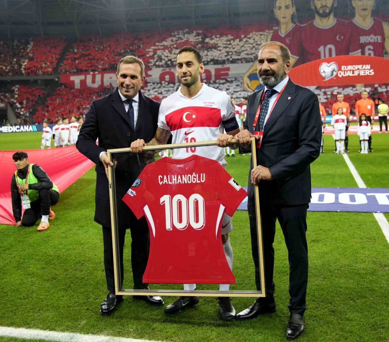 A Milli Futbol Takımı kaptanı Hakan Çalhanoğlu, Gürcistan ile oynanan