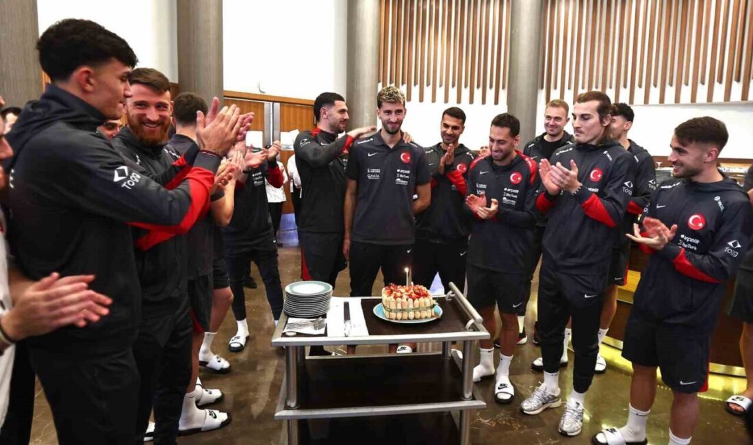 A Milli Takım’da Atakan Karazor’un Doğum Günü Riva’da Coşkuyla Kutlandı A Milli Futbol Takımı, Gürcistan maçı hazırlıkları sırasında Atakan Karazor'un