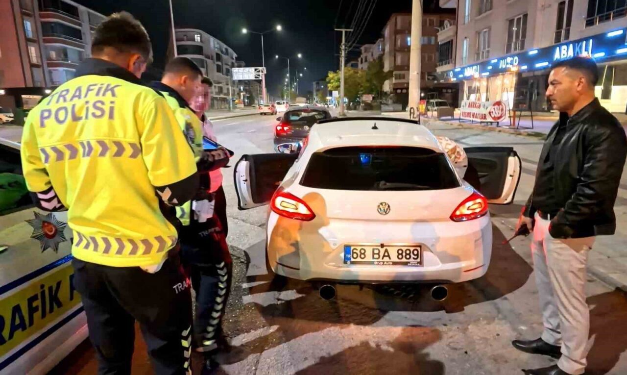 Aksaray'da Kemal K. (18), abart egzozlu aracıyla seyrederken trafik ekipleri
