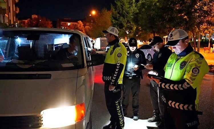 Isparta'da polis tarafından gerçekleştirilen denetimlerde, 500 kişi ve 296 araç