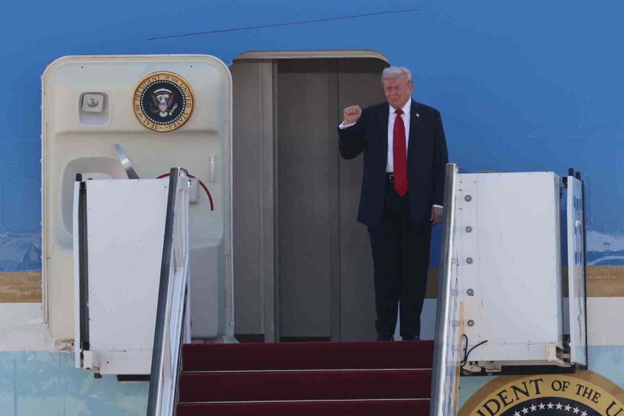 ABD Başkanı Donald Trump, Air Force One'da Kolombiya'yı uyuşturucu ticaretine