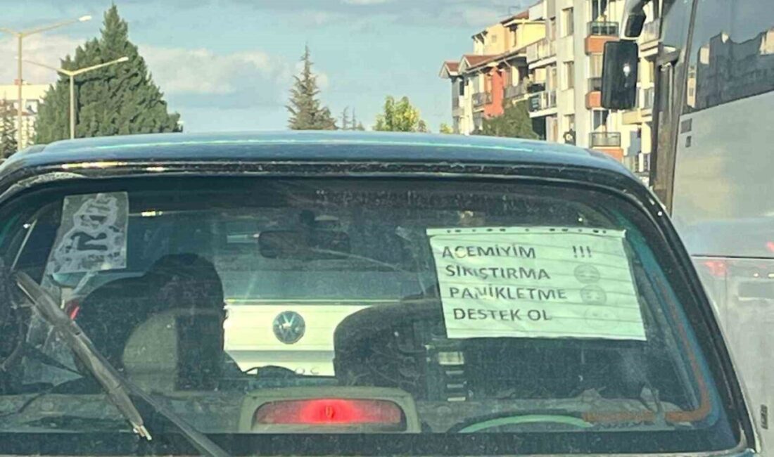 Eskişehir'de bir kadın sürücünün arka camına astığı "Acemiyim, sıkıştırma, panikletme,