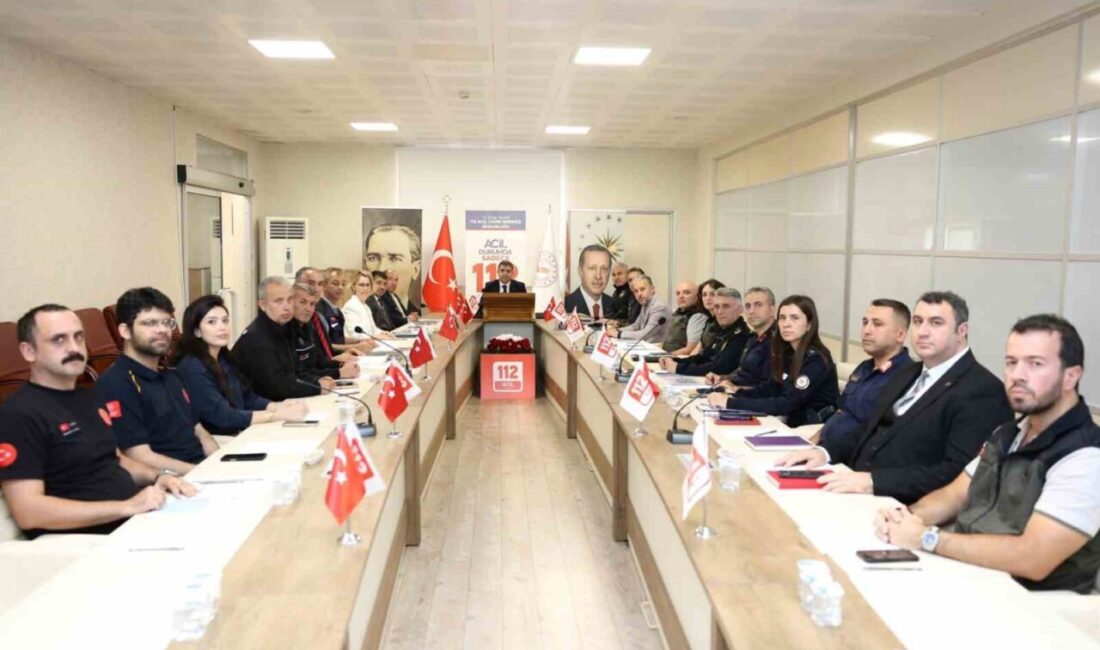 Düzce Valisi Selçuk Aslan, acil çağrı hizmetlerinin değerlendirildiği bir toplantı
