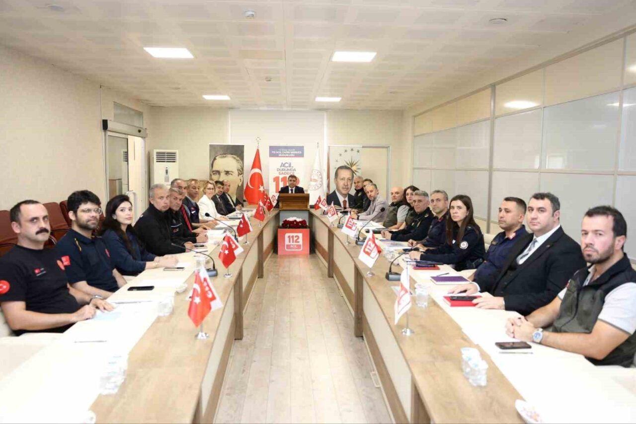 Düzce Valisi Selçuk Aslan, acil çağrı hizmetlerinin değerlendirildiği bir toplantı