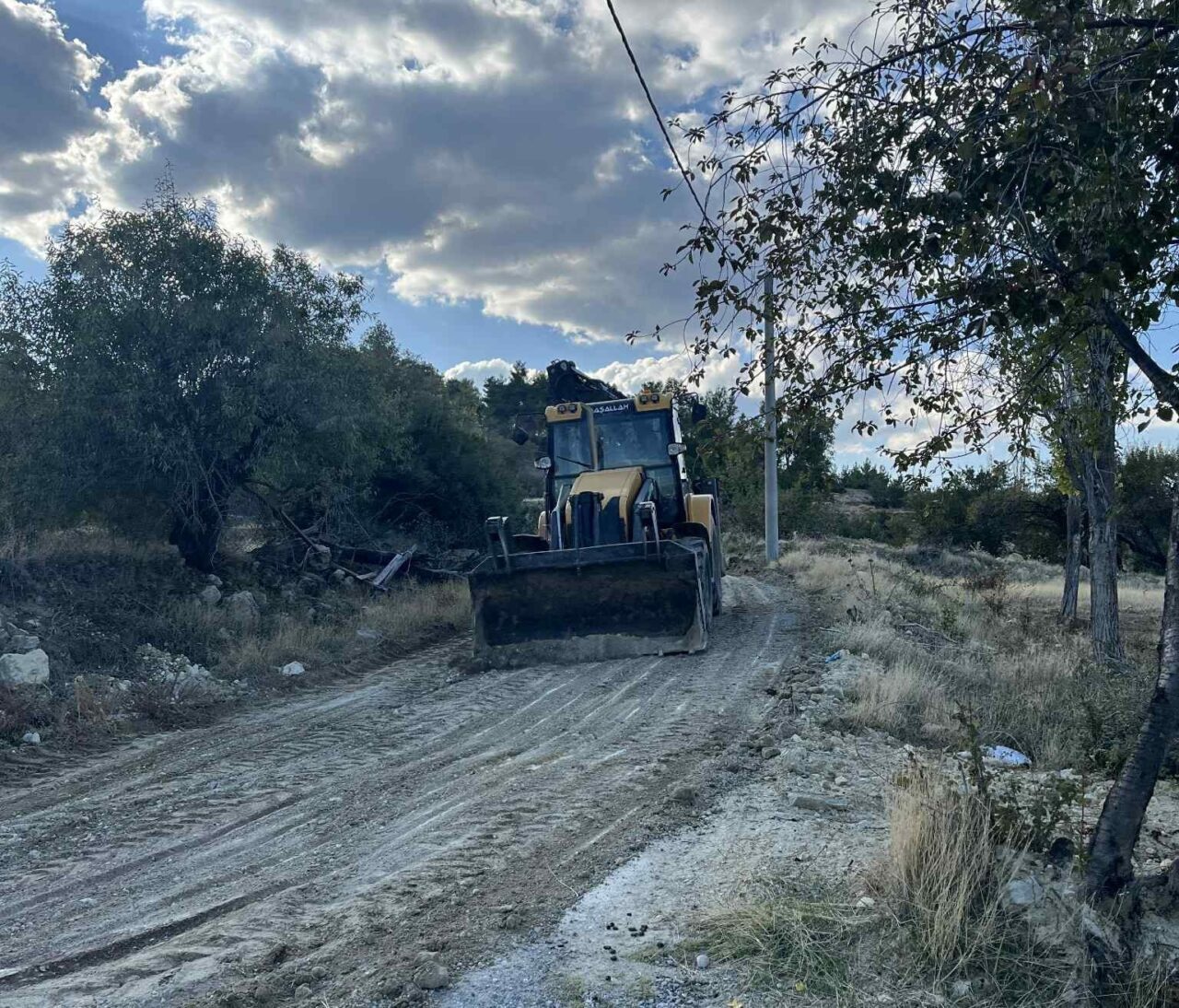 Denizli'nin Acıpayam ilçesindeki Çamlık Mahallesi sakinleri, bozuk yol için belediyeye