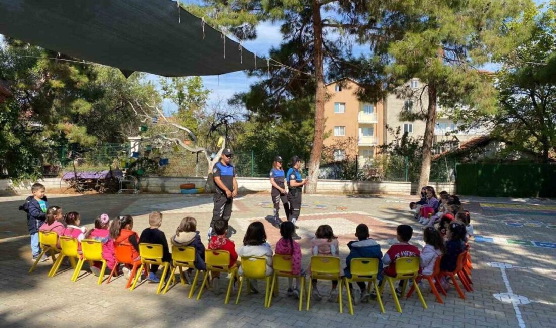 Polis Ekipleri Acıpayam’da Öğrencilere Meslek Tanıtımı Yaptı, Vatandaşları Dolandırıcılığa Karşı Uyardı Denizli Emniyet Müdürlüğü'ne bağlı Toplum Destekli Polislik ve Narkotik ekipleri,