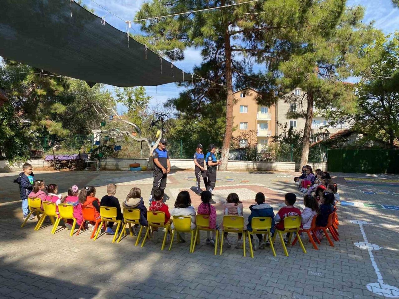 Denizli Emniyet Müdürlüğü'ne bağlı Toplum Destekli Polislik ve Narkotik ekipleri,