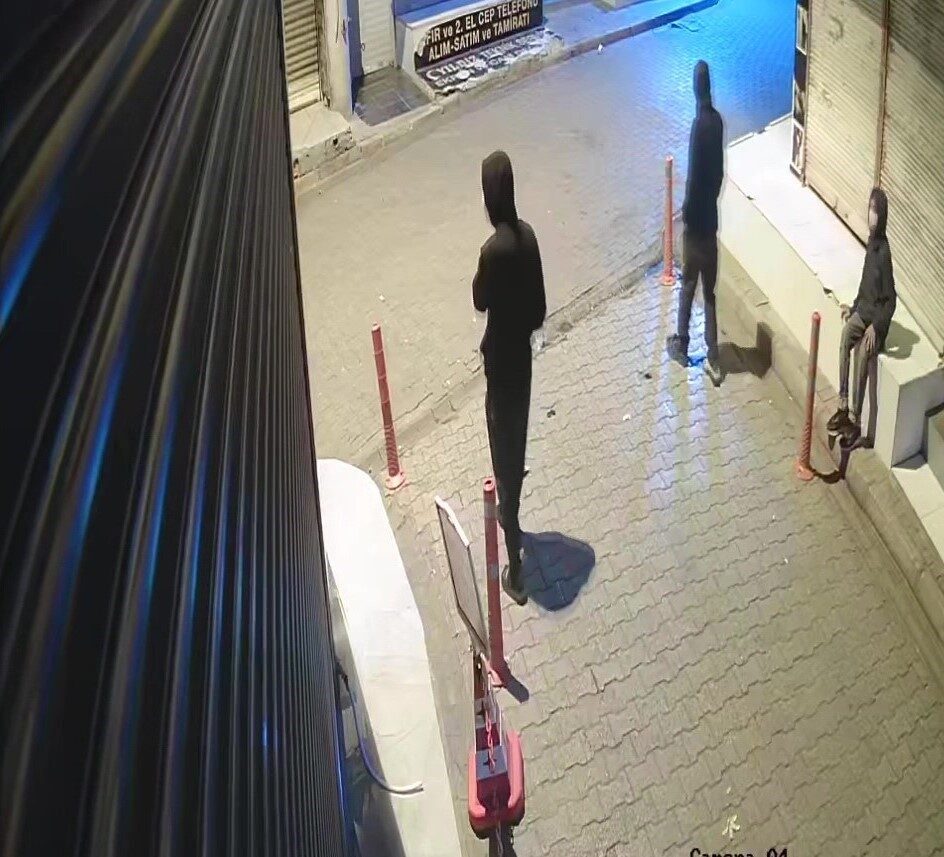 Adana'da cep telefonları çalan 17 yaşındaki M.I. ve 15 yaşındaki