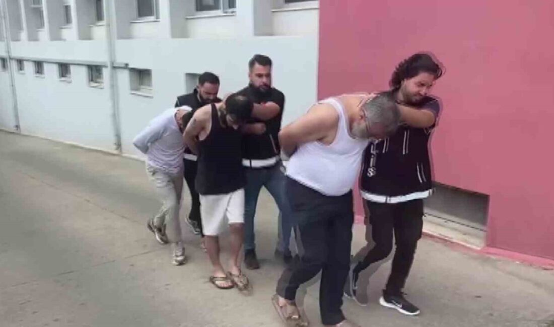 Adana’da Yabancı Uyruklu Üç Kişi 4 Kilo 267 Gram Metamfetamin ile Yakalandı Adana'da Narkotik Şube ekipleri, M.H. (49), M.A. (28) ve M.M.