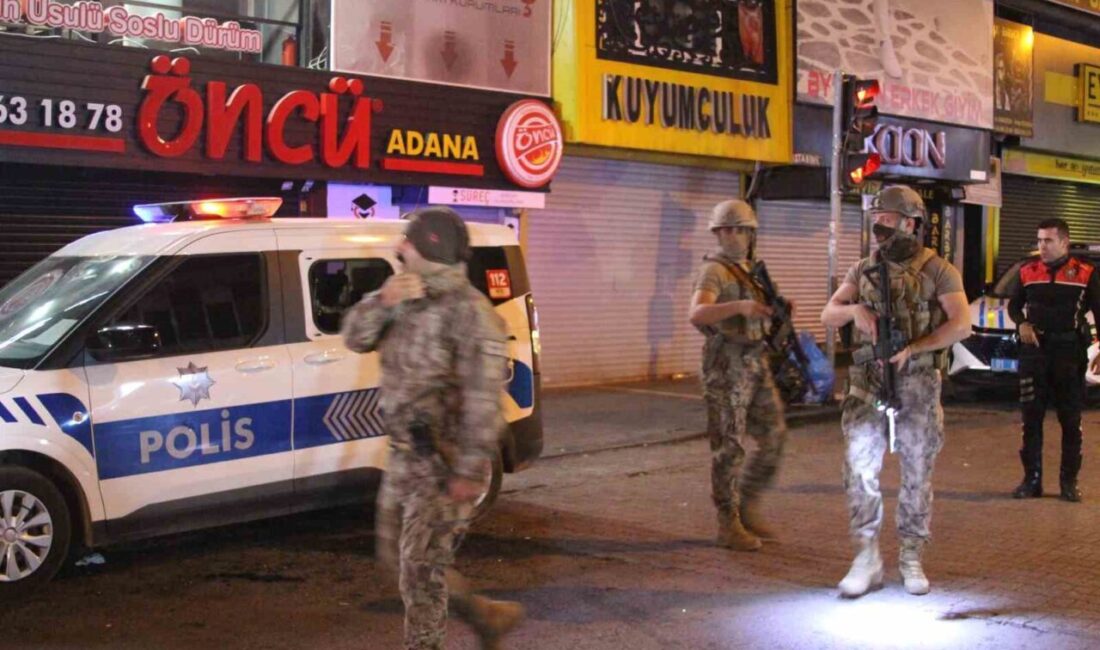 Adana’da Çay Ocağına Yapılan Silahlı Saldırıda Polis Aracı Hedef Alındı, Şüpheli Kısa Sürede Yakalandı Adana'nın Seyhan ilçesinde bir çay ocağına düzenlenen silahlı saldırıda devriye