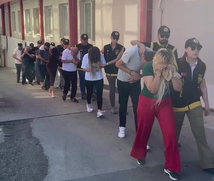 Adana'da fuhuş şebekesine yönelik operasyonda 16 kişi gözaltına alındı, bunlardan