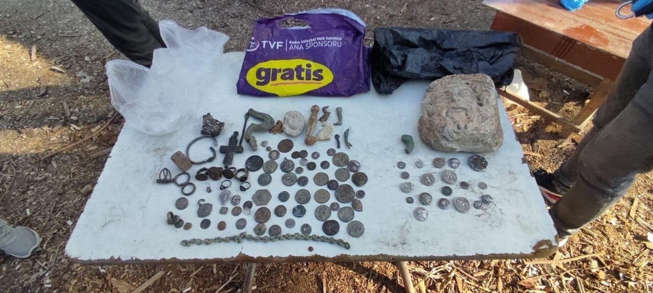 Adana'nın Ceyhan ilçesinde gerçekleştirilen operasyonda, kaçakçılık yaptığı belirlenen 18 kişi