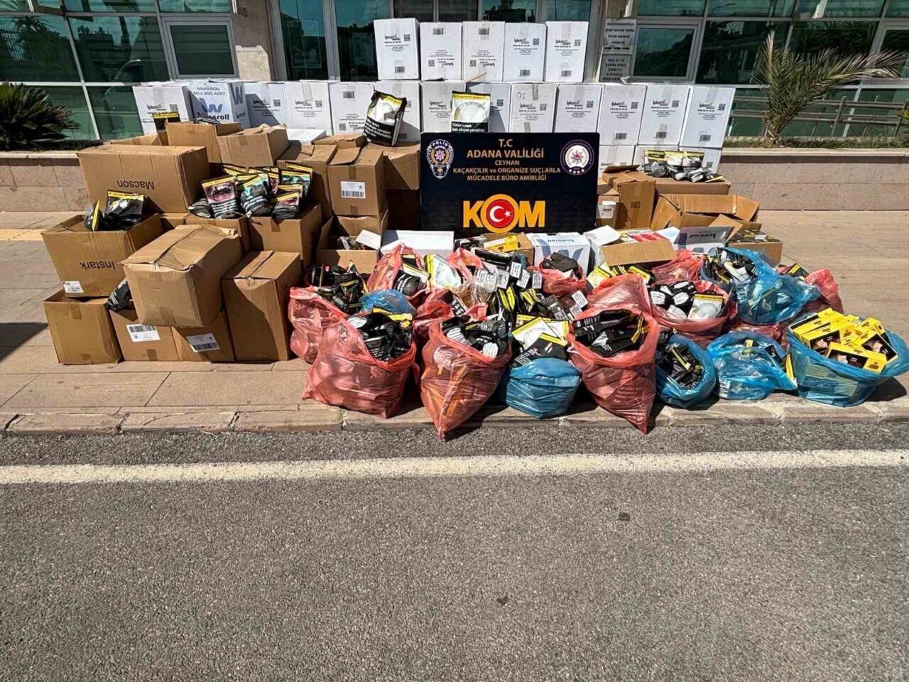 Adana'da düzenlenen eş zamanlı operasyonla, kaçak tütün ve elektronik sigara
