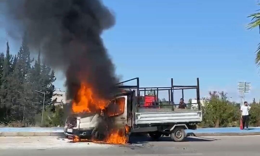 Adana'nın Seyhan ilçesinde hareket halindeki bir kamyonet, motor bölümünden alev