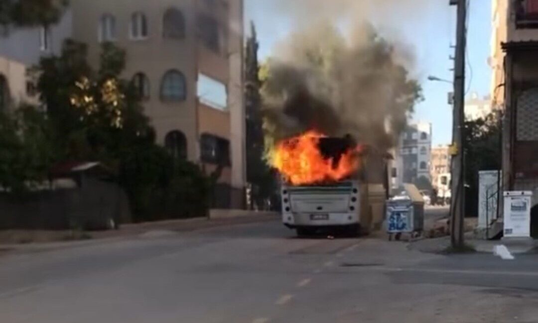 Adana'nın Çukurova ilçesinde, park halindeki bir özel halk otobüsünde çıkan