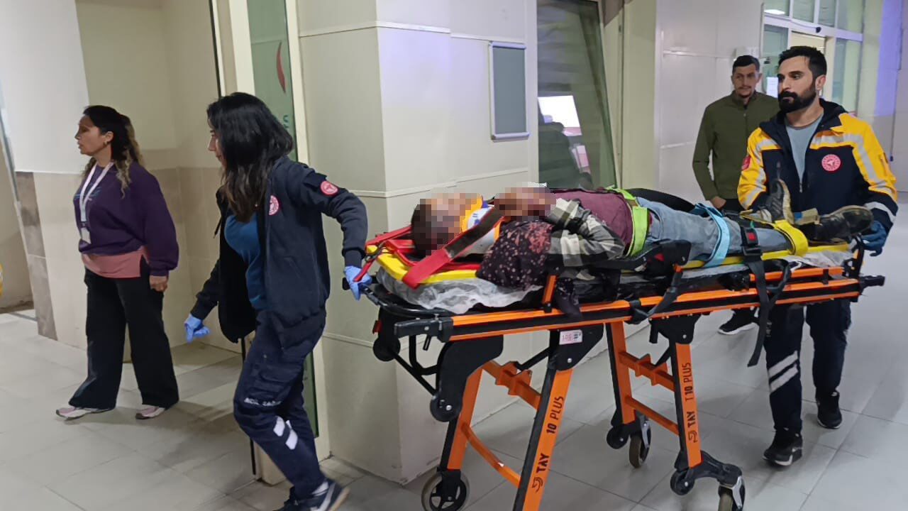 Adana'nın Kozan ilçesinde tarım işçilerini taşıyan minibüs, kaygan yolda devrildi.