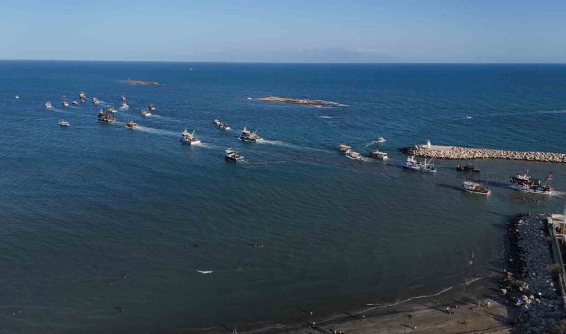 Adana'nın Karataş ilçesinde, vatandaşlar İsrail'in Gazze'ye yardım taşıyan Küresel Sumud