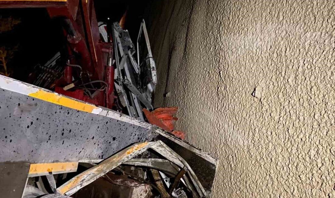 Adana’nın Kozan İlçesinde Vinç Kazası: İki Kişi Yaralandı Adana'nın Kozan ilçesinde bir vinç, çalışma sırasında devrildi ve iki