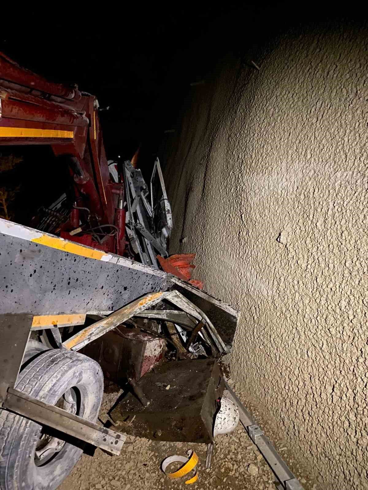 Adana'nın Kozan ilçesinde bir vinç, çalışma sırasında devrildi ve iki