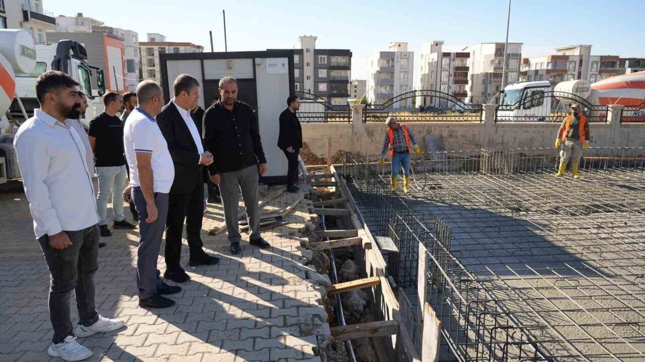 Adıyaman Belediyesi’nin ek hizmet binası için temel betonu döküm çalışmaları