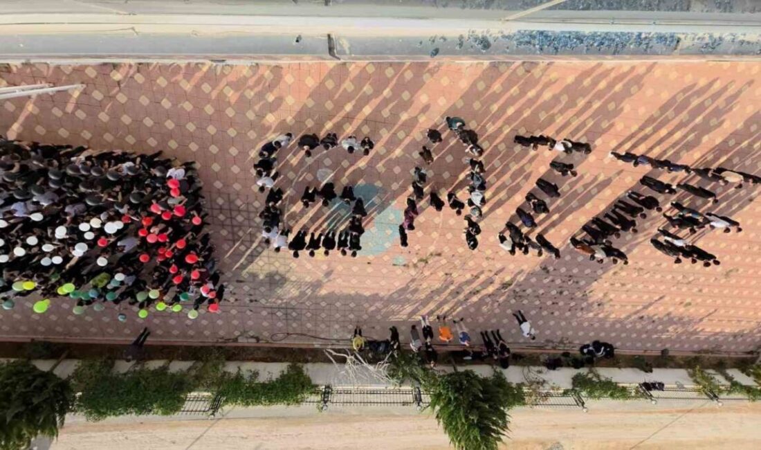 Adıyaman Doğa Koleji öğrencileri, Filistin halkına destek amacıyla, okul bahçesinde