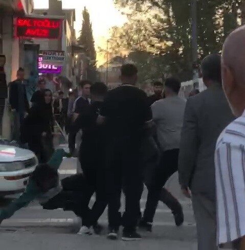 Adıyaman'ın Yeni Pınar Mahallesi'nde, iki grup arasındaki tartışma kavgaya dönüştü.