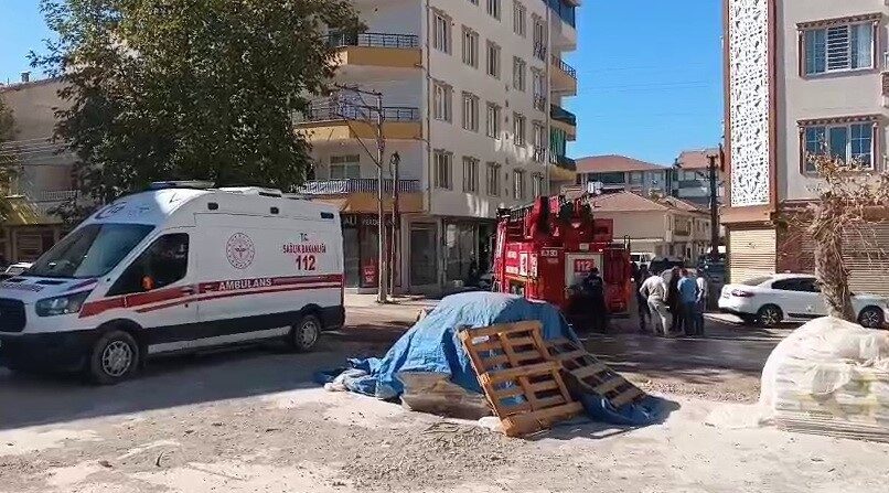 Adıyaman Gölbaşı'nda, 42 yaşındaki Türkçe öğretmeni Selim Geçeci evinde ölü