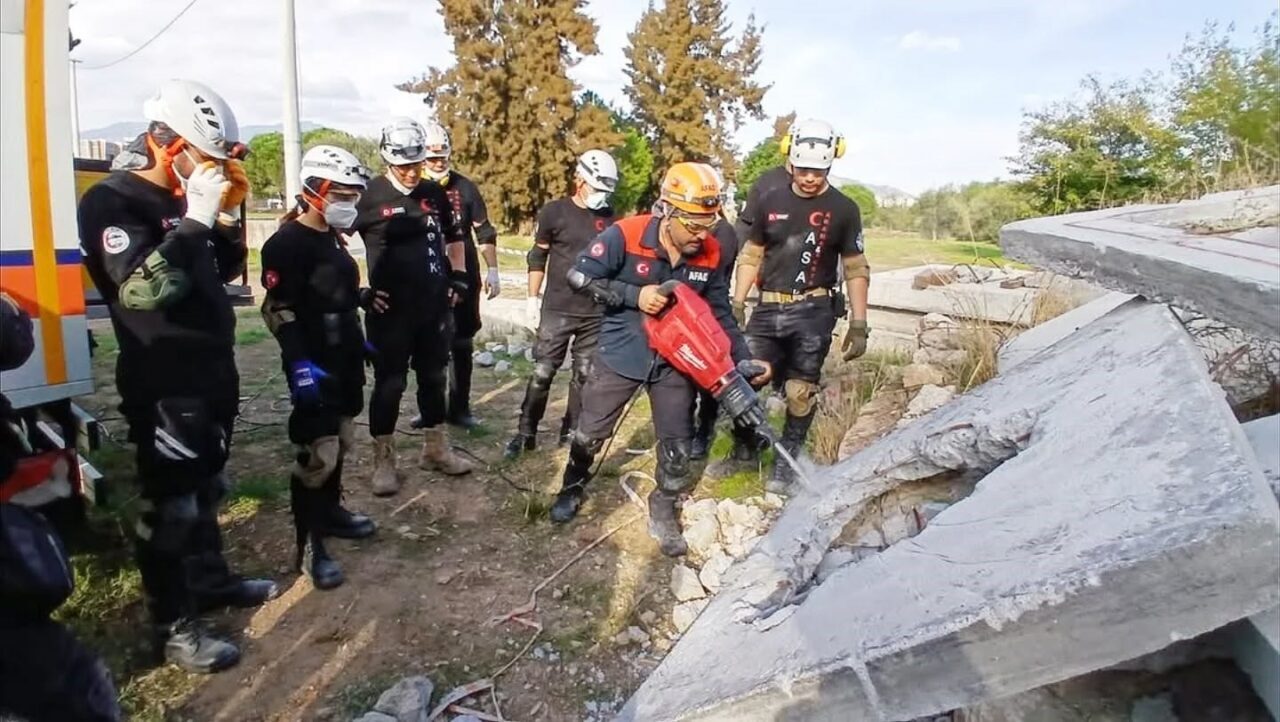 Aydın'da AFAD'ın düzenlediği "Destek AFAD Gönüllü Eğitimi" programında, katılımcılara afetlere