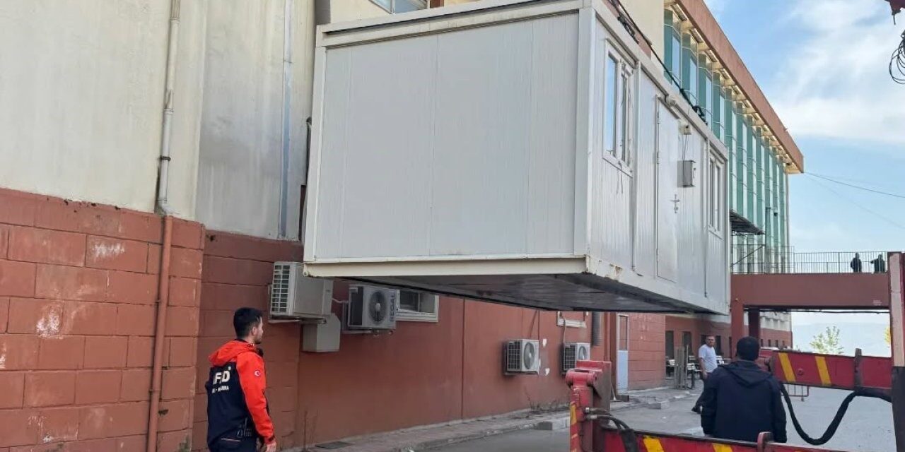 Şırnak Devlet Hastanesi, AFAD'ın desteğiyle 10 yaşam konteynerine kavuştu. Vali