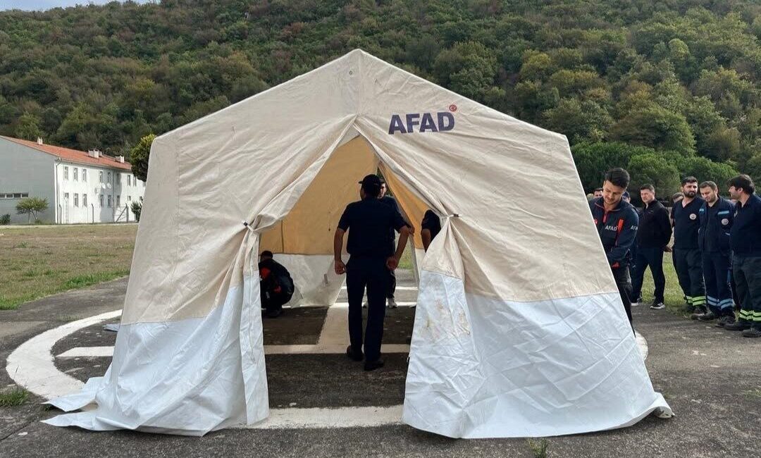 Bartın’da AFAD uzmanları, Deniz Kuvvetleri Komutanlığı personeline çadır kurma eğitimi