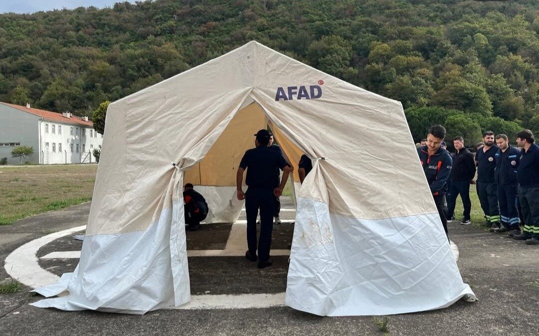Bartın’da AFAD uzmanları, Deniz Kuvvetleri Komutanlığı personeline çadır kurma eğitimi