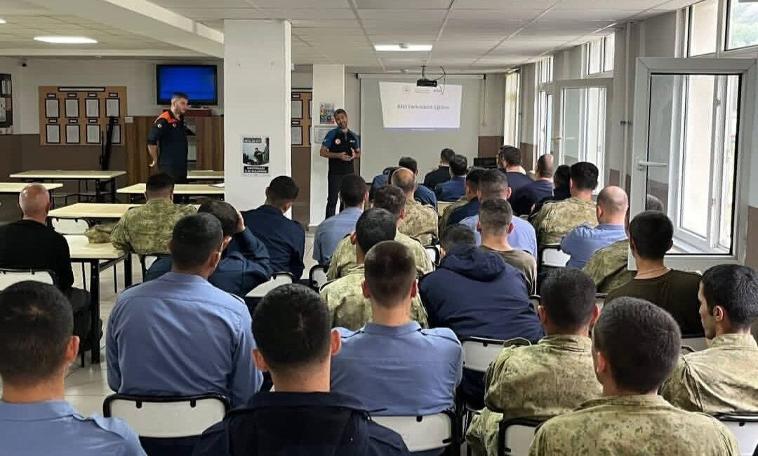 Bartın’da AFAD, Deniz Kuvvetleri’ne Afet Yönetimi Eğitimi Düzenledi Bartın'da AFAD İl Müdürlüğü uzmanları, Deniz Kuvvetleri Komutanlığı personeline afet