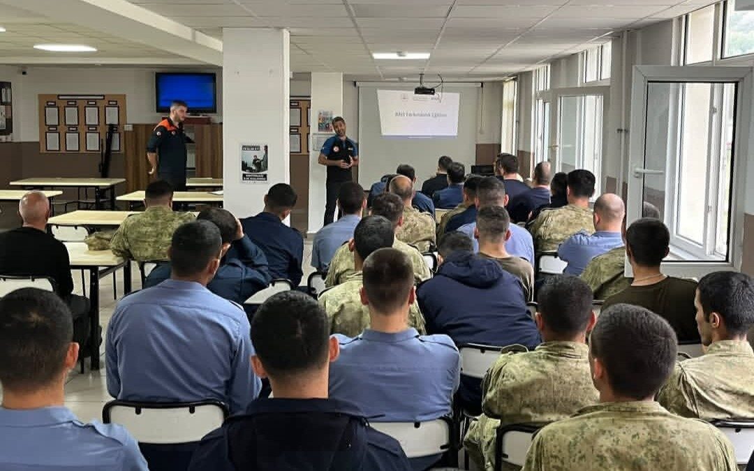 Bartın'da AFAD İl Müdürlüğü uzmanları, Deniz Kuvvetleri Komutanlığı personeline afet