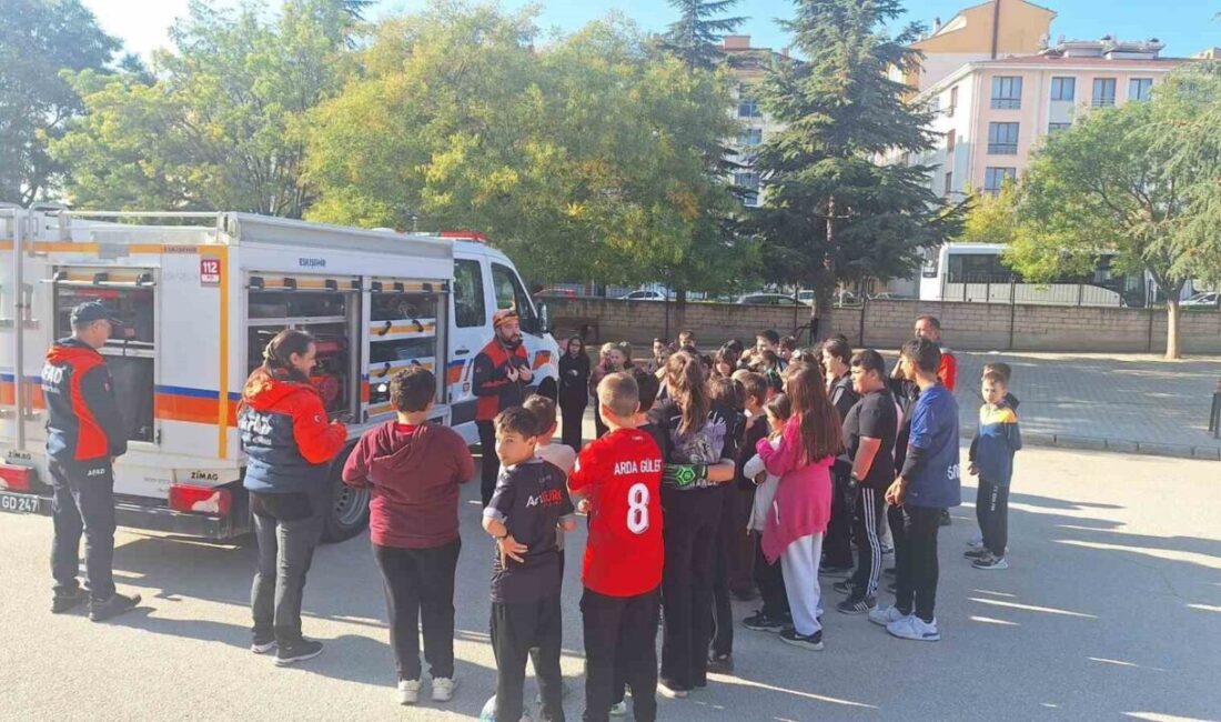 Eskişehir’de Öğrencilere Afet Bilinci ve Yangın Farkındalık Eğitimi Verildi Eskişehir'de Kardeşler Ortaokulu'nda AFAD tarafından gerçekleştirilen eğitimle öğrencilere afet bilinci