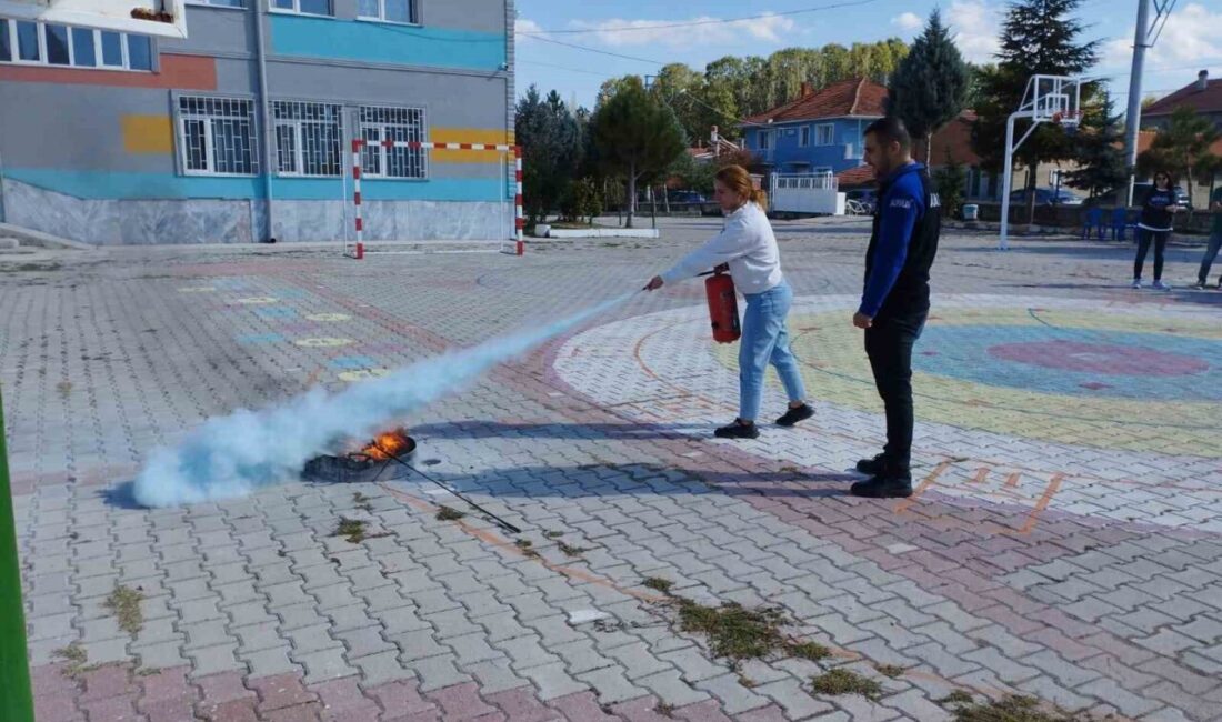 Afyonkarahisar'da AFAD, Düzağaç Ortaokulu ve İstiklal İlkokulu'nda ilkokul ve ortaokul