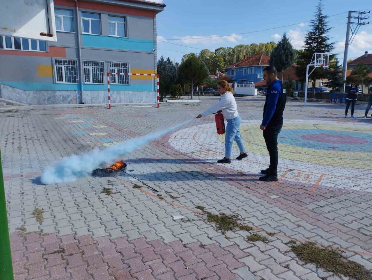Afyonkarahisar'da AFAD, Düzağaç Ortaokulu ve İstiklal İlkokulu'nda ilkokul ve ortaokul