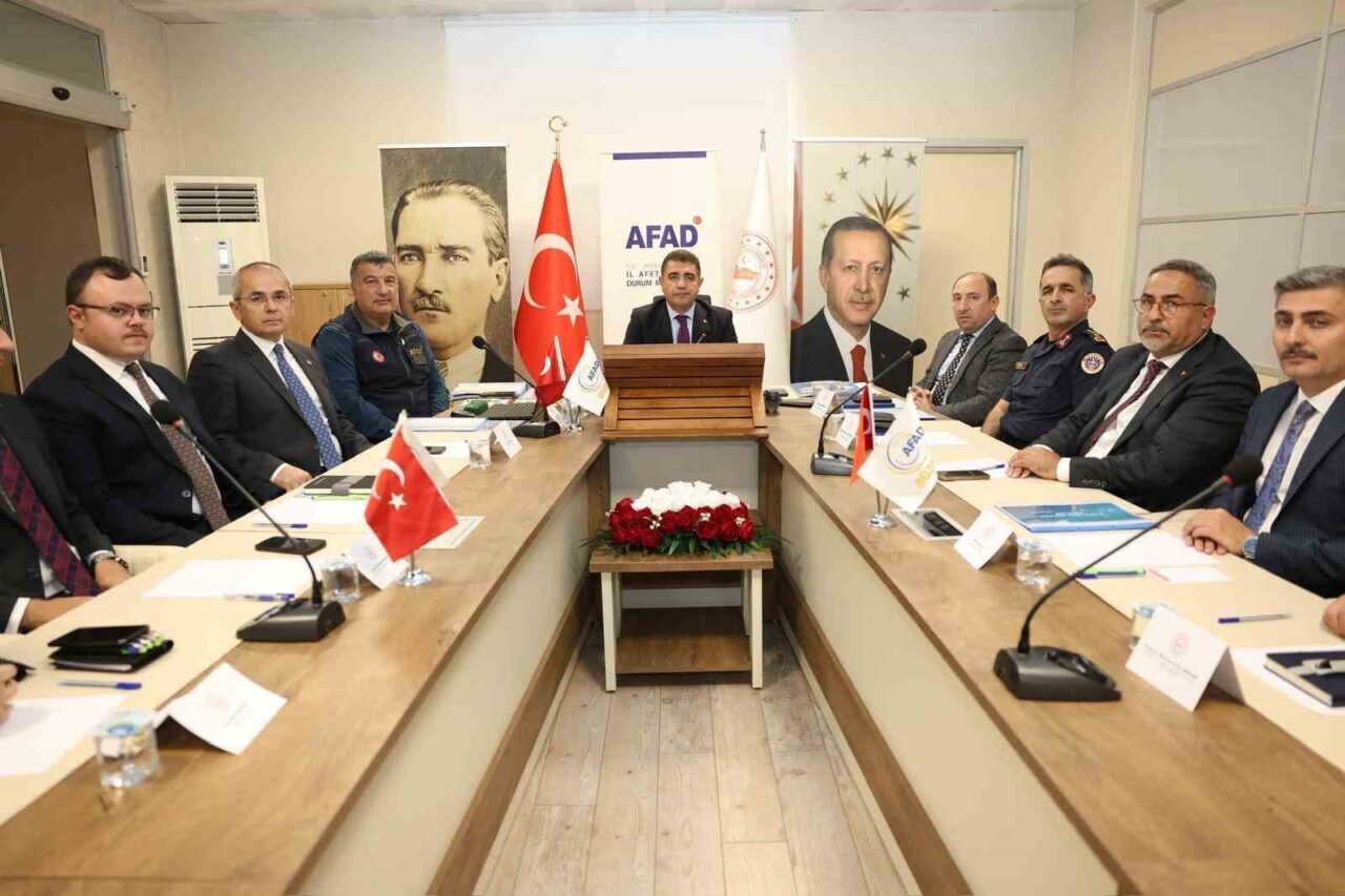 Düzce Valisi Selçuk Aslan başkanlığında, Düzce İl AFAD Müdürlüğü toplantı