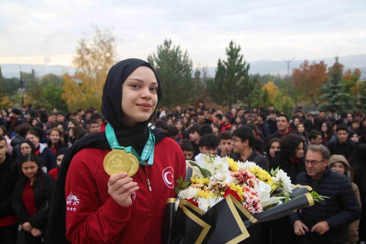 Sivaslı milli sporcu Afra Kılınç, 10. Dünya Wushu Kung Fu