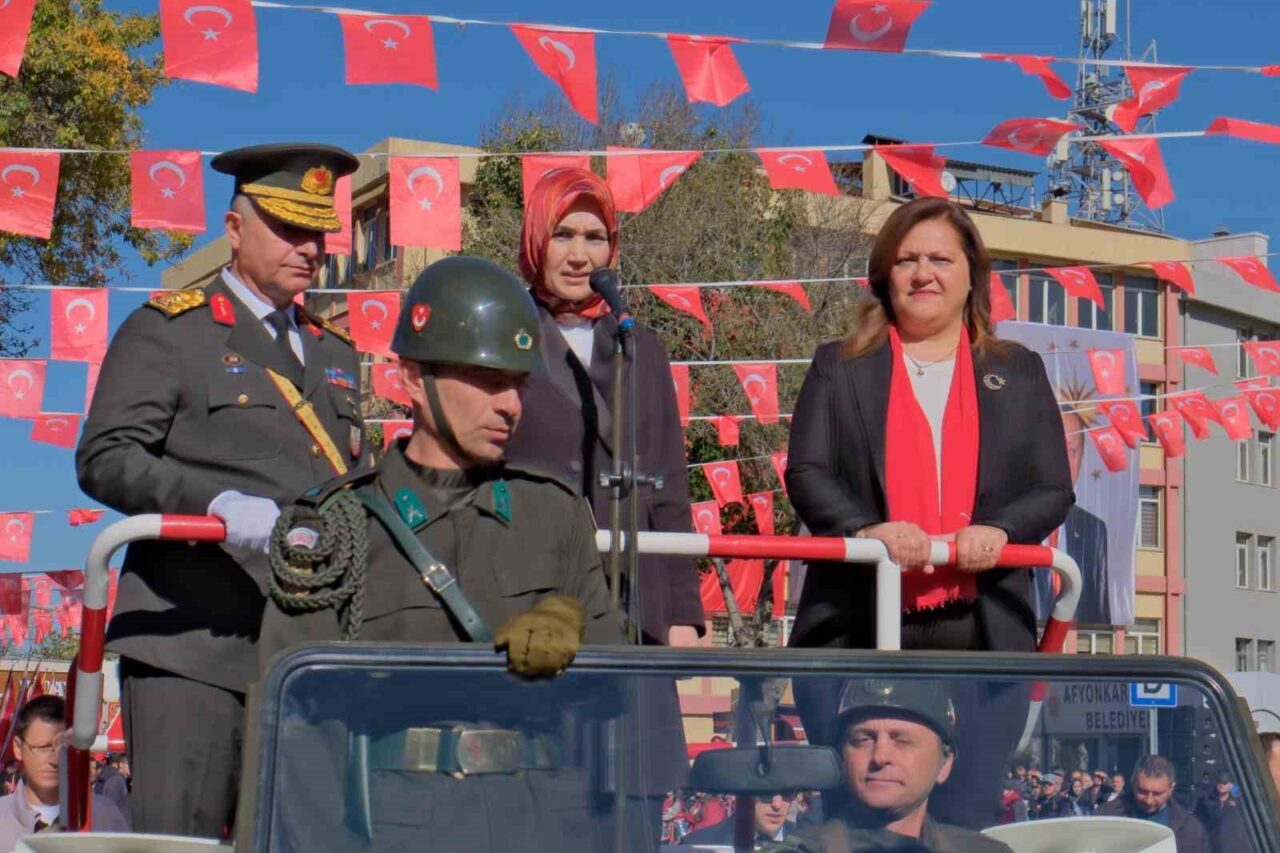 Afyonkarahisar, 29 Ekim Cumhuriyet Bayramı'nı büyük bir coşku ile kutladı.