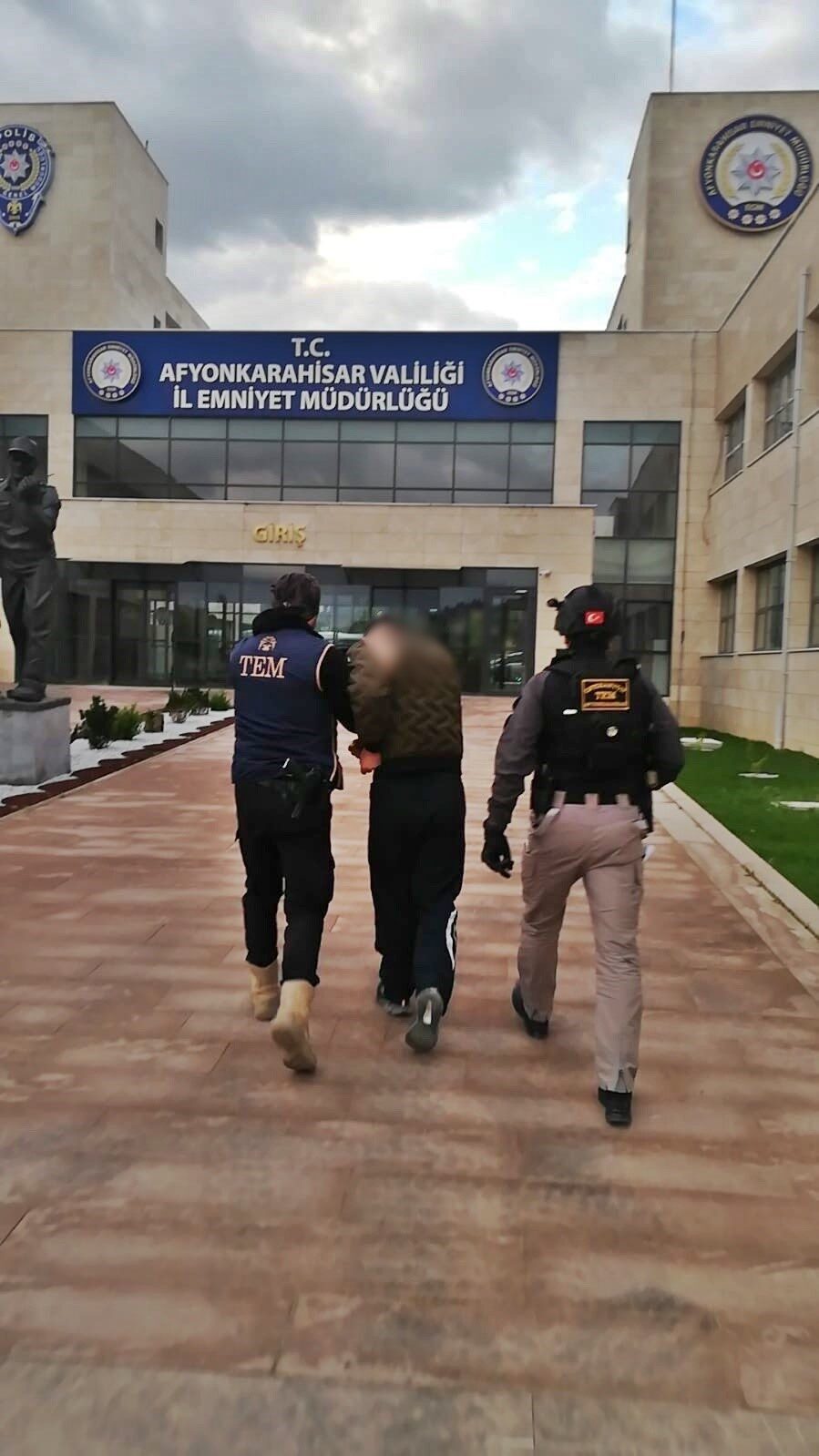 Afyonkarahisar'da, DEAŞ'ın propagandasını yaptığı öne sürülen A.E., polis tarafından yakalanarak