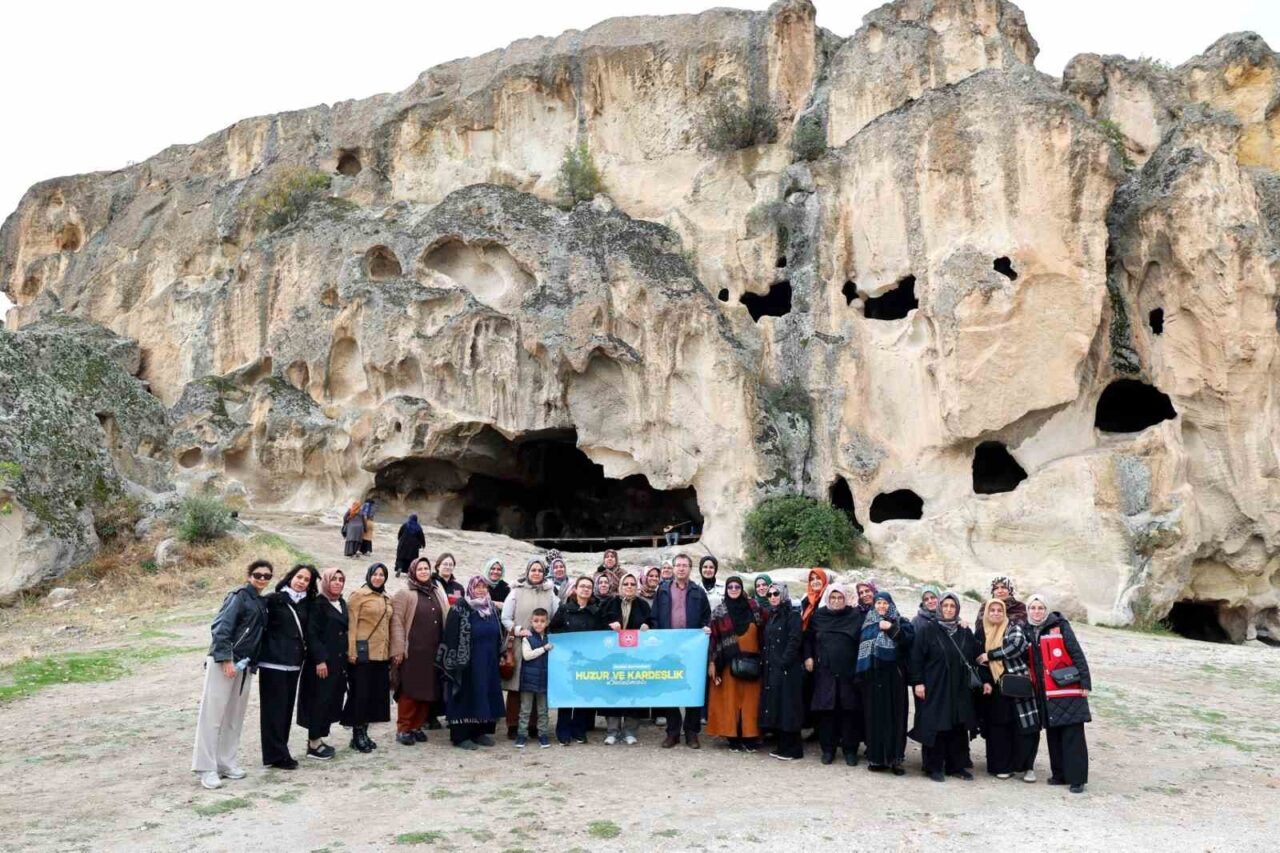 Huzur ve Kardeşlik Buluşmaları Projesi Kapsamında Afyonkarahisar’da Şehit ve Gazi Yakınları Kültürel Gezi Gerçekleştirdi