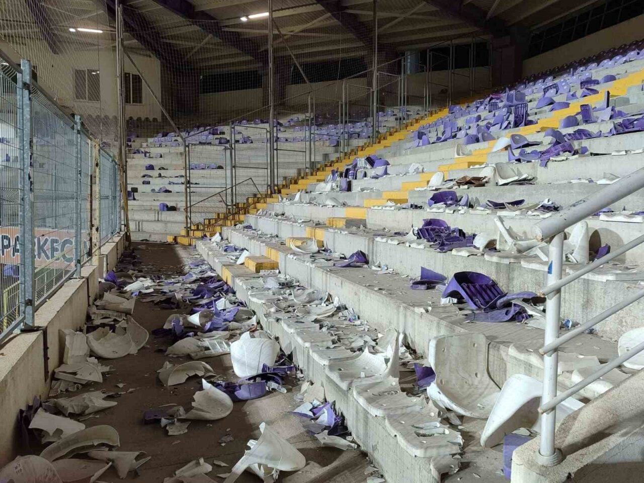 Afyonspor-Eskişehirspor Maçında Tribünlerde Şiddet Olayları: 2 Bin Koltuk Sökülerek Saha İle Buluştu