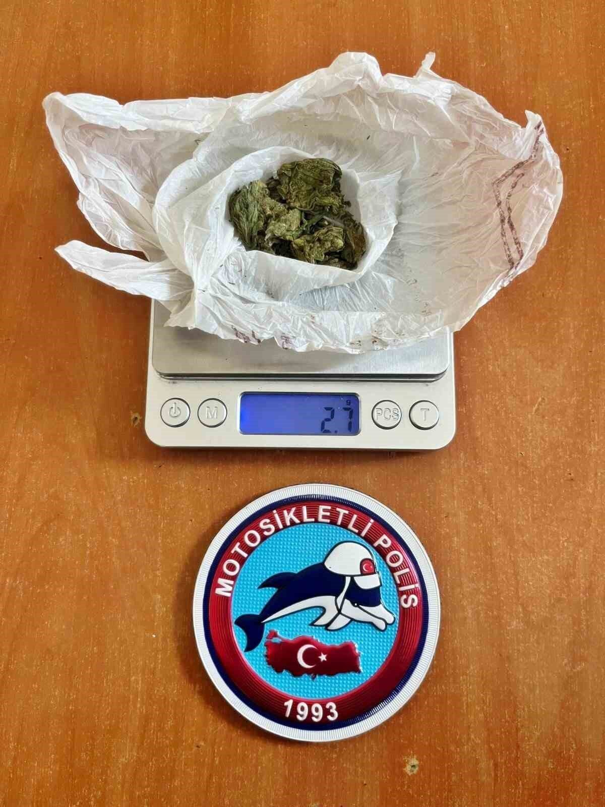 Afyonkarahisar'da yapılan denetimlerde 26 aranan kişi yakalanırken, uyuşturucu ve silah