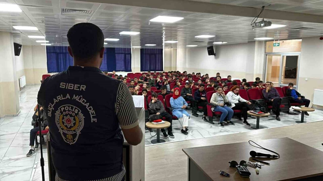Afyonkarahisar'da SİBERAY programı kapsamında, İl Emniyet Müdürlüğü tarafından 515 öğrenciye