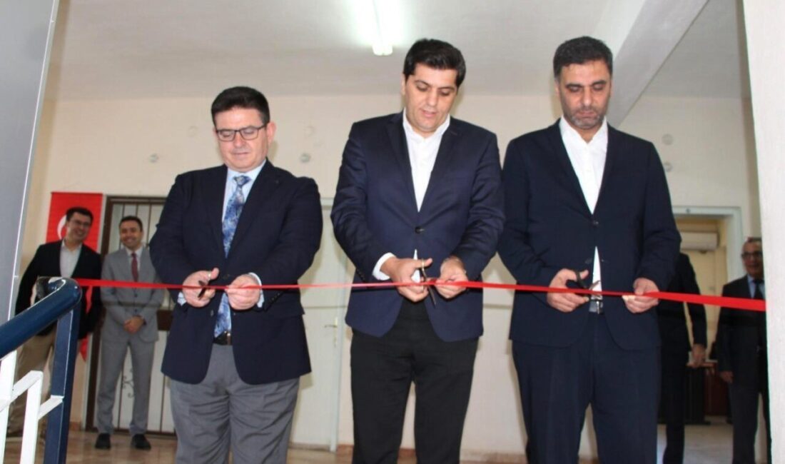 Başmakçı'da yeni Vergi Dairesi Müdürlüğü hizmete girdi. Başmakçı Kaymakamı Bilal